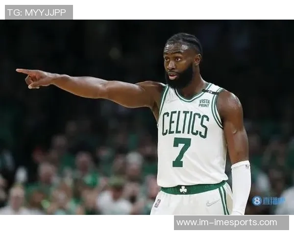 杰伦布朗半场表现出色13投8中贡献18分5助攻正负值高达5